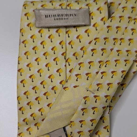 Burberry London Necktie Tie Yellow Umbrellas Print 100% Silk - Picture 2 of 3